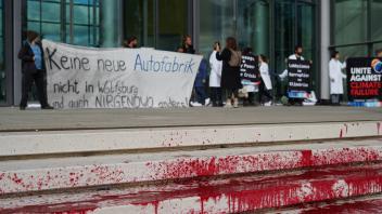RECORD DATE NOT STATED Klima-Aktivisten protestieren vor VW Autostadt Ort: Wolfsburg / Niedersachsen Zeit: 19.10.2022 ,