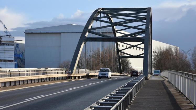 Die Emsbrücke bei der Meyer Werft wird saniert. 