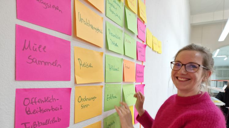 Mit einer Art Mindmap beriet Frida Hoth vom Digitalen Informationszentrum Schwerin junge Leute über die Berufswahl.