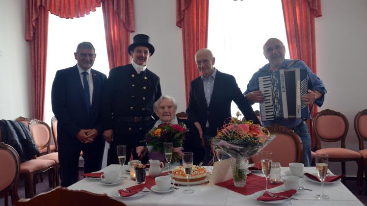 Gratulierten Margarete Matzat alle zum 101. Geburtstag: Sternbergs Bürgermeister Armin Taubenheim, Schornsteinfeger Andreas Stöcker, Ex-Bürgermeister Jochen Quandt und Müllerbursche Dieter Krüger (v.l.)