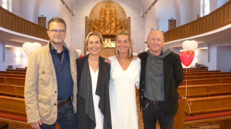 Sie kamen aus Hamburg in die Anscharkirche zur Spontan-Segnung: Klaus Beelmann (von links), Kersten Staat, Petra Jack und Frank Boldt.