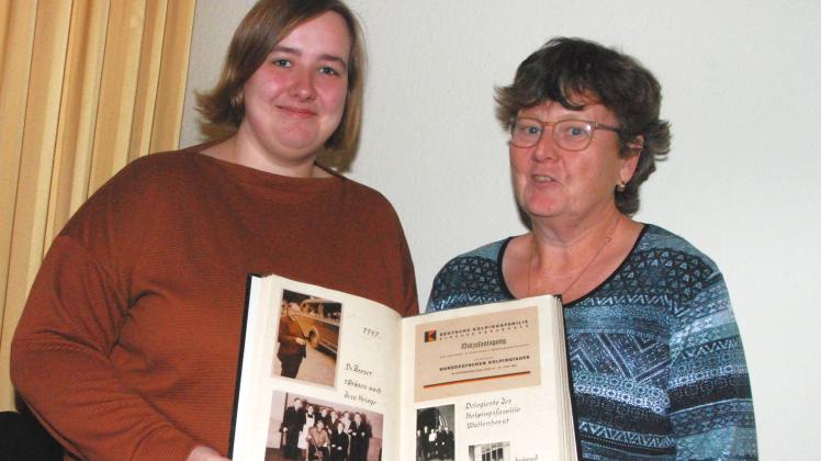 Vera und Monika Wulftange mit Fotoalbum aus Anfängen von Jungkolping in Wallenhorst 