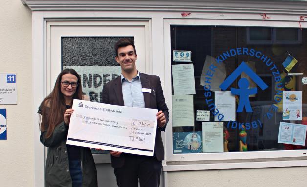 Tom Haberl überreicht die Konzert-Spende an Sarah Hentenaar vom Kinderschutzbund Elmshorn. Tom Haberl überreicht die Konzert-Spende an Sarah Hentenaar vom Kinderschutzbund Elmshorn.