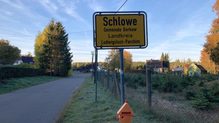 Seit kurzem sind die beiden leeren Metallrahmen in Schlowe wieder mit Ortseingangsschildern bestückt. 