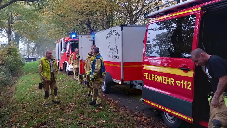 Einsatzkräfte aus Friedrichstadt unterstützten die Feuerwehr in Winnert bei der Bekämpfung des Ölfilms.