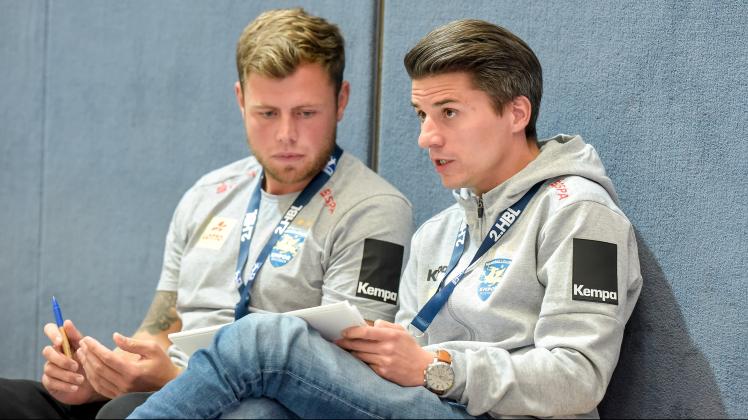 Chefcoach Till Wiechers (rechts, hier mit Co-Trainer Florian Zemlin) kam 2017 von der SG Flensburg-Handewitt II zum HC Empor Rostock.