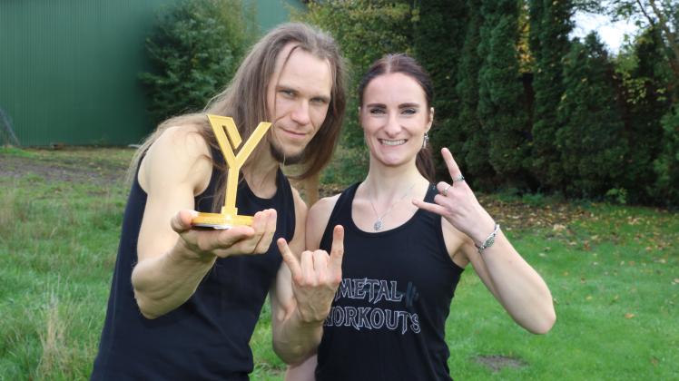 Der Quickborner Andi Rohde und die Hamburgerin Katharina Hartwig wurden für ihren Youtube-Kanal „Metal Workouts“ mit dem Youlius-Award ausgezeichnet.