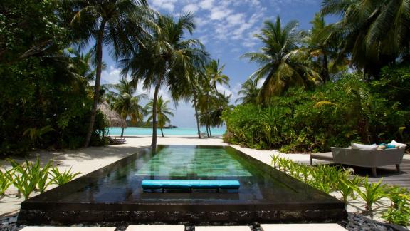 <p>ARCHIV - Zu Gast im One & Only Luxusresort auf Reethi Rah - der Kontrast zu den primitiven Hütten aus den 70ern könnte kaum größer sein. Foto: Bernhard Krieger/dpa-tmn</p> Blick auf einen modernen Resort-Pool