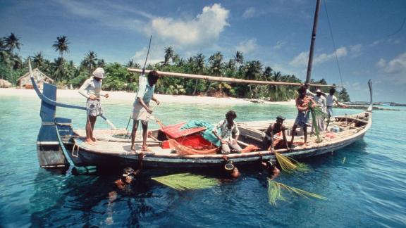 <p>HANDOUT - Historisches Foto von Tauchenden, als die Malediven noch kein Ziel von Touristenmassen waren. Foto: Kurumba Maldives/dpa-tmn - ACHTUNG: Nur zur redaktionellen Verwendung im Zusammenhang mit dem genannten Text und nur bei vollständiger Nennung des vorstehenden Credits</p> Historisches Foto von Tauchenden