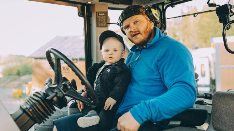 Portrait of father and son sitting in tractor Sweden, Skane, model released Copyright: xMaskotx , MA94413 MA94413
