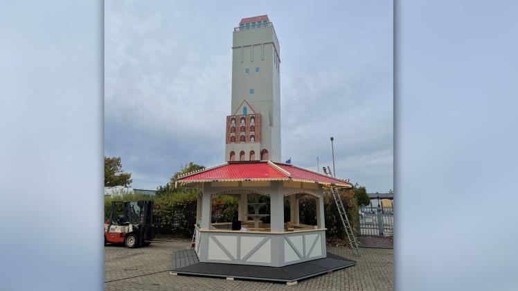 Das Delmenhorster Wahrzeichen thront auf dem Dach des neuen Glühweinstands „Zum kleinen Wasserturm“.