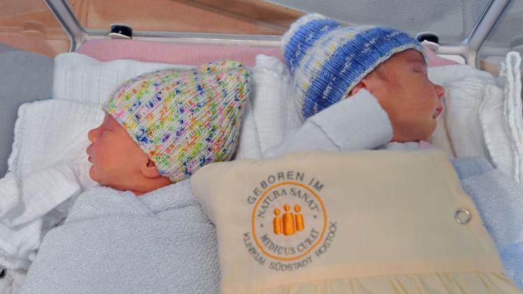 Die Zwillinge Enja Malin (l.) und Noah Jan verschliefen ihren ersten Fototermin. Sie sind die 2000. Geburt am Südstadtklinikum in 2022. Für die stolzen Eltern gibt es auch noch zwei Zoo-Jahreskarten und zwei Babyschlafsäcke mit.