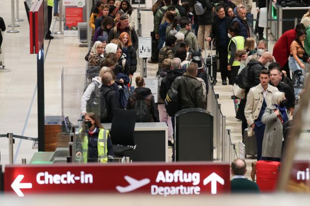 Am Berliner Flughafen war zum Ferienbeginn viel los. Am Berliner Flughafen war zum Ferienbeginn viel los.