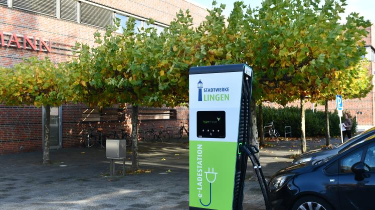Am Lookentor haben die Stadtwerke Lingen den ersten Hypercharger in Lingen aufgestellt.