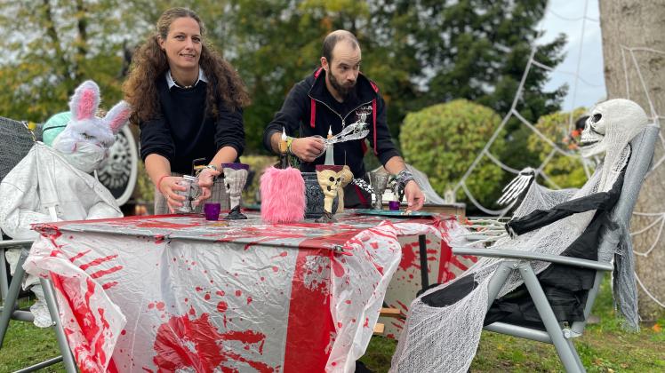 Ein aus Fleisch und Blut bestehendes Zombiegedeck – serviert von Johanna und Mirko Carstens.  Halloween Grusel Show Blut Hohenaspe Garten Fans Horror Einladung Ehepaar 