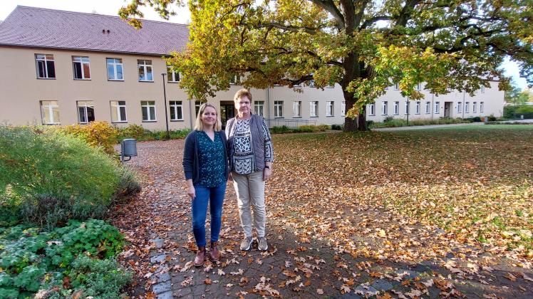Vor dem Lehrgebäude des Agrarbereichs stehen Schulleiterin Hanka Becker (r.) und Abteilungsleiterin Christina Seibel vom Regionalen Beruflichen Bildungszentrum des Landkreises Rostock.