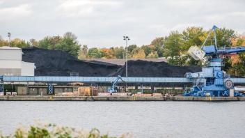 Auf dem Gelände der Stadtwerke Flensburg direkt am Ufer der Förde lagern mehr als 70.000 Tonnen Kohle. Bilder wie diese soll es bald nicht mehr geben.