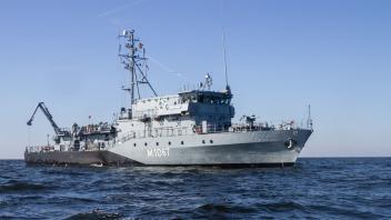 Das Tauchereinsatzboot 1067 Bad Rappenau fährt im Einsatzgebiet im Rahmen der multinationalen Geschwaderübung SquadEx zur Minensuche in der Ostsee, am 02.04.2019.