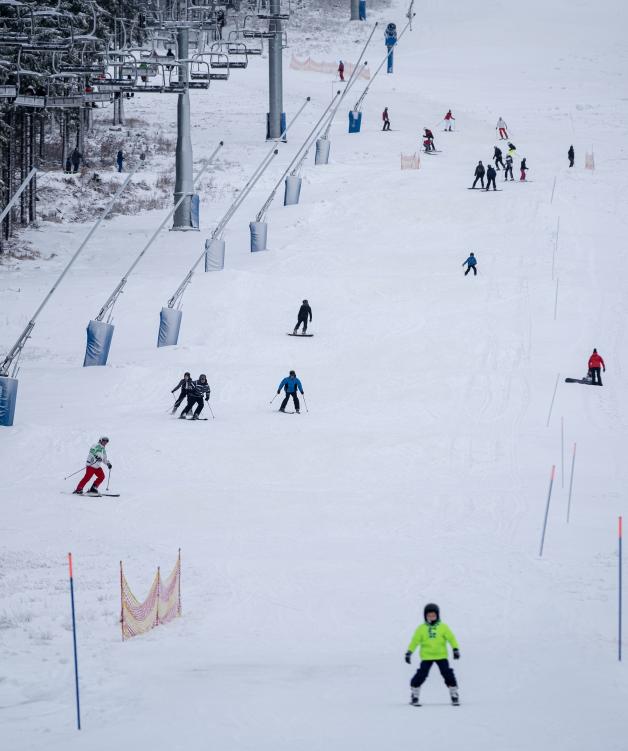 Wintersportler vergnügen sich auf der Piste in einem Skigebiet.