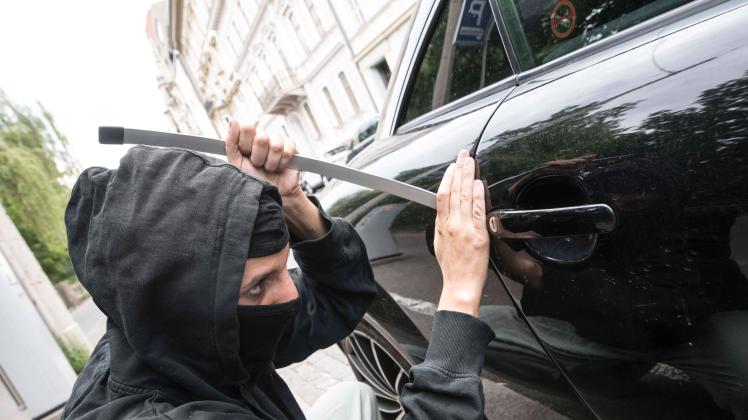 car theft and stealing as a criminal offense breaking into a car, Aufnahmedatum geschätzt