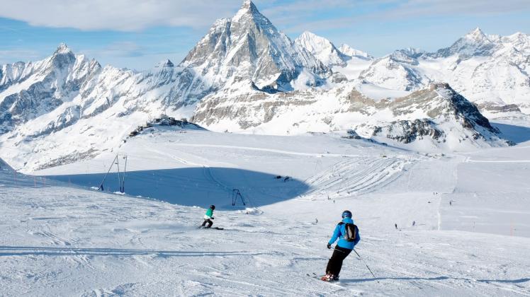 Eine Schneelandschaft mit Blick aufs Matterhorn