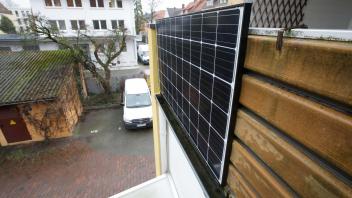 Osnabrück: Was bringt ein Balkonkraftwerk? Kleine Fotovoltaikanlagen bis 600 Watt dürfen ohne aufwendige Installation an das Stromnetz angeschlossen werden. 22.02.2022