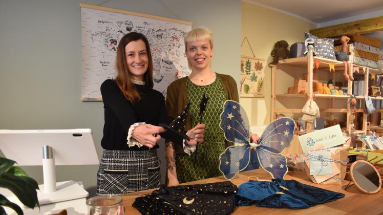 Im Kinderladen Juno und Fips bieten Inhaberin Vanessa Stock (l.) und Mitarbeiterin Marié Gütschow auch Verkleidungen für Kinder an.