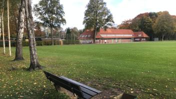 Auf diesem Fußballfeld gleich am Stadioneingang Düsternortstraße in Delmenhorst soll die neue Sporthalle entstehen.