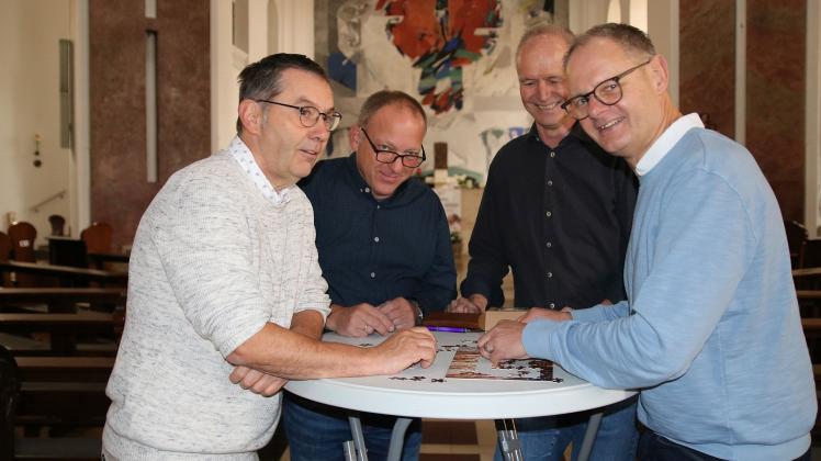 Die Kirche als Raum gemeinschaftlichen Spielens erleben, das gefällt (von links): Frank Haacks, Stefan Heuer, Spielleiter Heinz-Josef Dreyer und Frank Ulrich Abeln.
