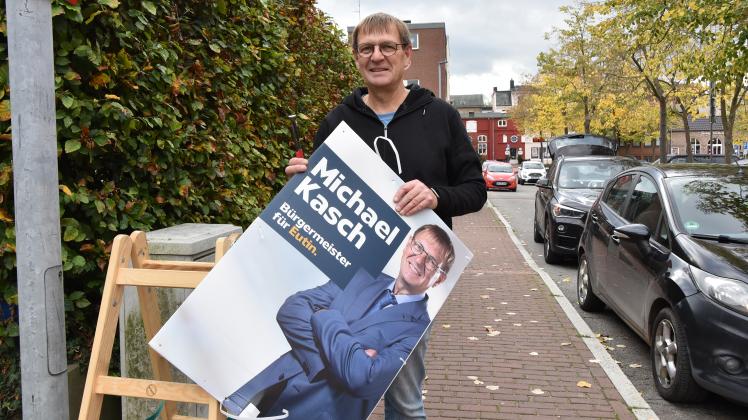 Michael Kasch (59) nimmt am freien Tag nach der Wahl seine Plakate ab. 129 Stimmen haben ihm für das Erreichen zur Stichwahl gefehlt. 