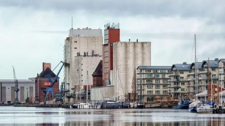 Neuer Stadtteil Hafen-Ost: Die markenten Silos an der Flensburger Förde sollen stehen bleiben. Fast alles andere auf dem bisherigen Hafengelände wird neu gebaut.