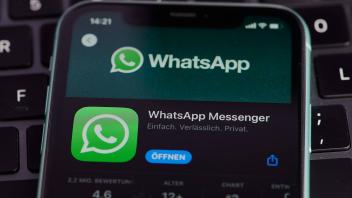 Mainz, Deutschland - 25. September 2022: App-Symbol des Whatsapp-Messengers auf einem deutschen Smartphone im App Store