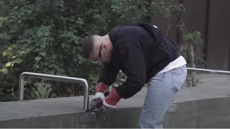 Rapper Disarstar legt selbst Hand an. Er entfernt Metallbügel auf St. Pauli und zeigt die Aktion auf seinem Youtube-Kanal. 