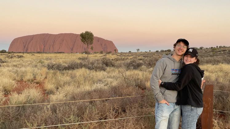 Australiens Wahrzeichen der Uluru/ Ayers Rock im Outback. Für die Aborigines ist er heilig und heißt seit kurzem auch wieder Uluru und nicht mehr Ayers Rock aus Respekt den Aborigines gegenüber.