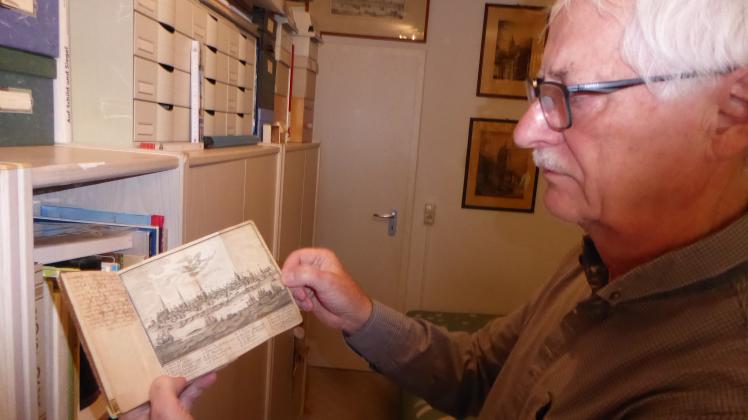 Der 68-jährige Rostocker Achim Schade ist einer der passionierten Sammler der Region, der mit seinen Archivalien Rostocker Heimatgeschichte veranschaulicht.
