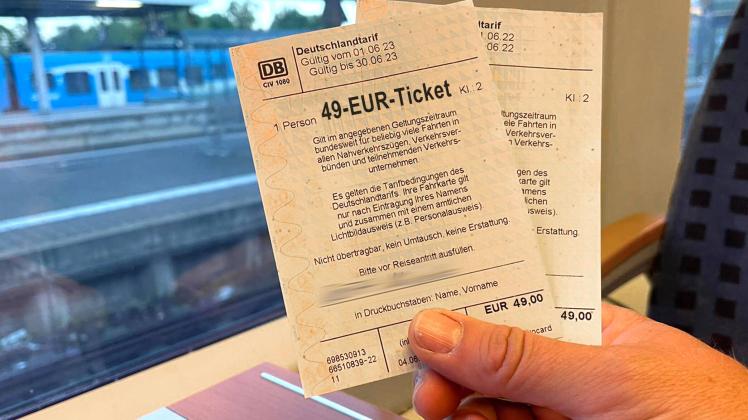 14.10.2022, Bahnreisen: Reisende mit dem Neunundvierzig Euro Papier-Ticket der Deutschen Bahn im Zugabteil. Das verbilli