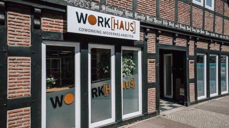 Das Work-Haus von Jan und Christian Meyer liegt an der Großen Straße in Fürstenau. Hinter dem Fachwerk warten helle Büroräume mit elekrtisch verstellbaren Schreibtischen und Laptop-Arbeitsplätzen.