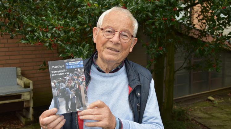Autor und Journalist Peter Jäger (82) steht mit seinem neuen Buch „Wenn plötzlich alles anders wird“ in einem Garten in Quickborn