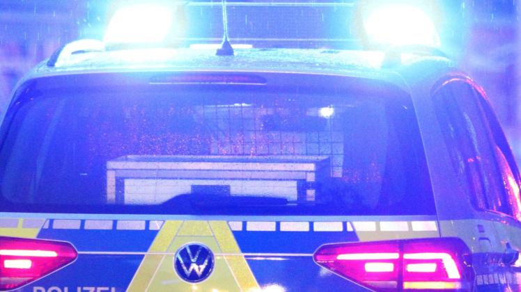 Ein Einsatzwagen der Polizei fährt mit Blaulicht den Glockengießerwall entlang. St. Georg Hamburg *** A police squad car
