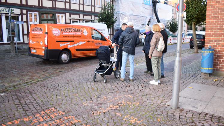 Christian Dräger, Christine Dyrba und Evi Fechner wollen sich mit Rico Reichelt (v.l.) für den Zebrastreifen zwischen Markt und Reichenstraße einsetzen.