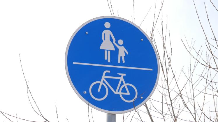 Radfahrer und Fußgängern teilen sich einen Weg.