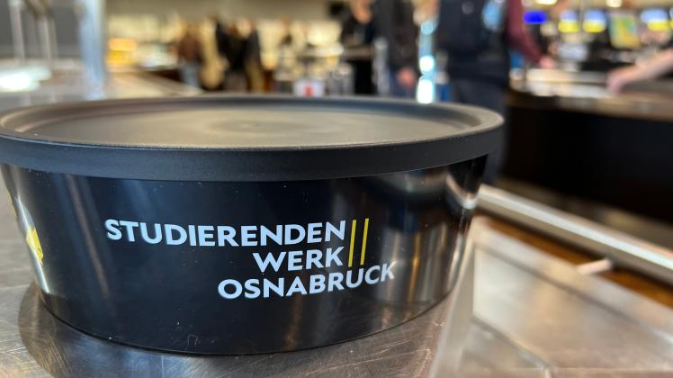Die Mehrwegschalen gibt es schon länger in den Mensen in Osnabrück - aber nicht mit dem neuen Logo des „Studierendenwerks“. Das soll sich bald ändern.