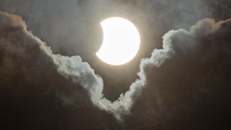 Die Wolken teilten sich im richtigen Moment und gaben den Blick frei auf die teilweise vom Mond bedeckte Sonne.