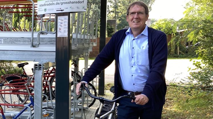 Der Großhansdorfer Bürgermeister ist selbst Radfahrer, hier beim Stadtradeln 2021. 
