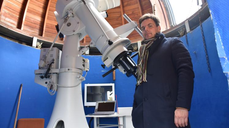 Henning Schmidt, Vorsitzender des astronomischen Vereins Rostock steht vor dem Teleskop der Sternwarte in Rostock