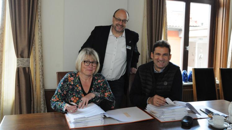 Die Unterzeichnung des Antrags für den Neubau der Feuerwache Glückstadt empfanden die Beteiligten Susanne Winch, Rolf Apfeld und Thomas Butzlaff (r.) als besonderes Ereignis.