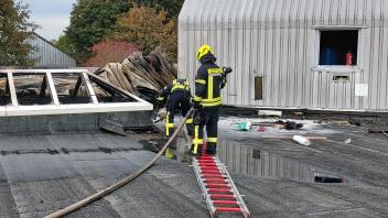Nachlöscharbeiten nach dem Großbrand in Heide an der Meldorfer Straße. Das Dach musste aufgemacht werden.