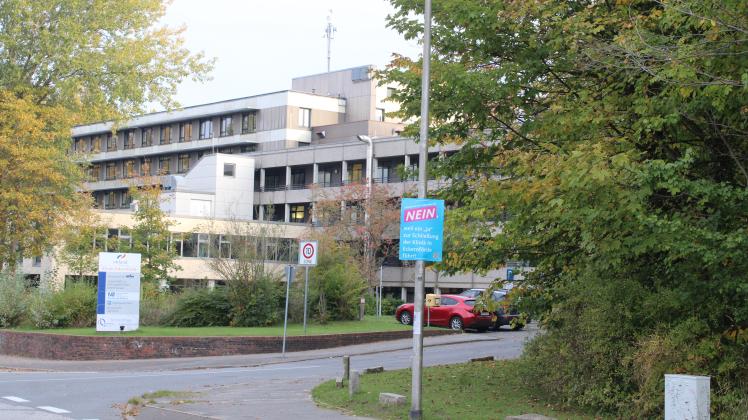 Das blaue Plakat am Mast vor der Imland-Klinik in Eckernförde zeigt es Anfang Oktober an. Der Bürgerentscheid über die Entwicklung des Krankenhauses am 6. November steht bevor. 