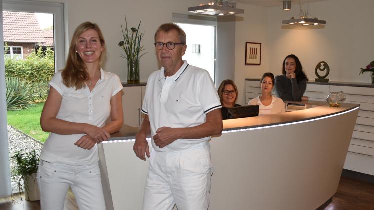 Mit Dr. Inga Cloppenburg (li.) hat Hausarzt Dr. Klaus Schneckenberger Unterstützung in seiner Praxis gefunden. Über die Verstärkung freuen sich auch seine vier Arzthelferinnen.