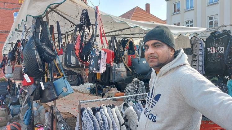 Auf dem Sternberger Wochenmarkt verkauft Dhillon Taschen und Kleidung. Doch das Geschäft läuft nicht mehr gut, sagt er. 
